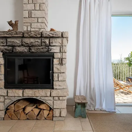House 33 A - * Labin (Istria)