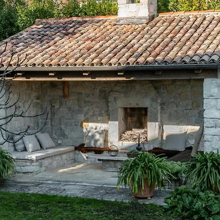 House 33 A - *