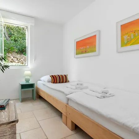 Apartment House 33 A -